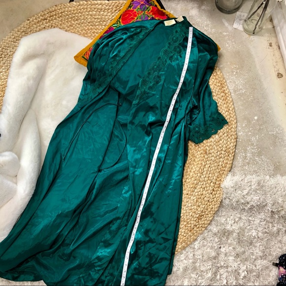 VTG VS | Slip Nightgown & Robe - Picture 12 of 14